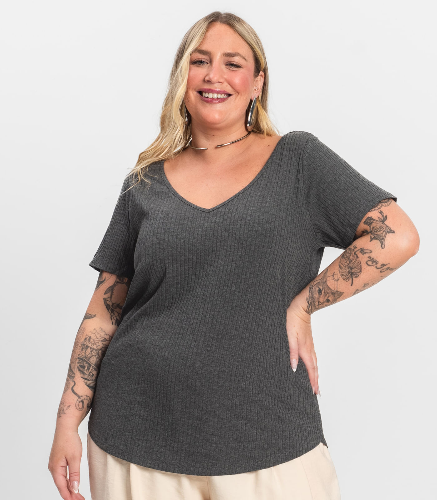Blusa Feminina Plus Size da Infinita Cor Cinza - Imagem 4