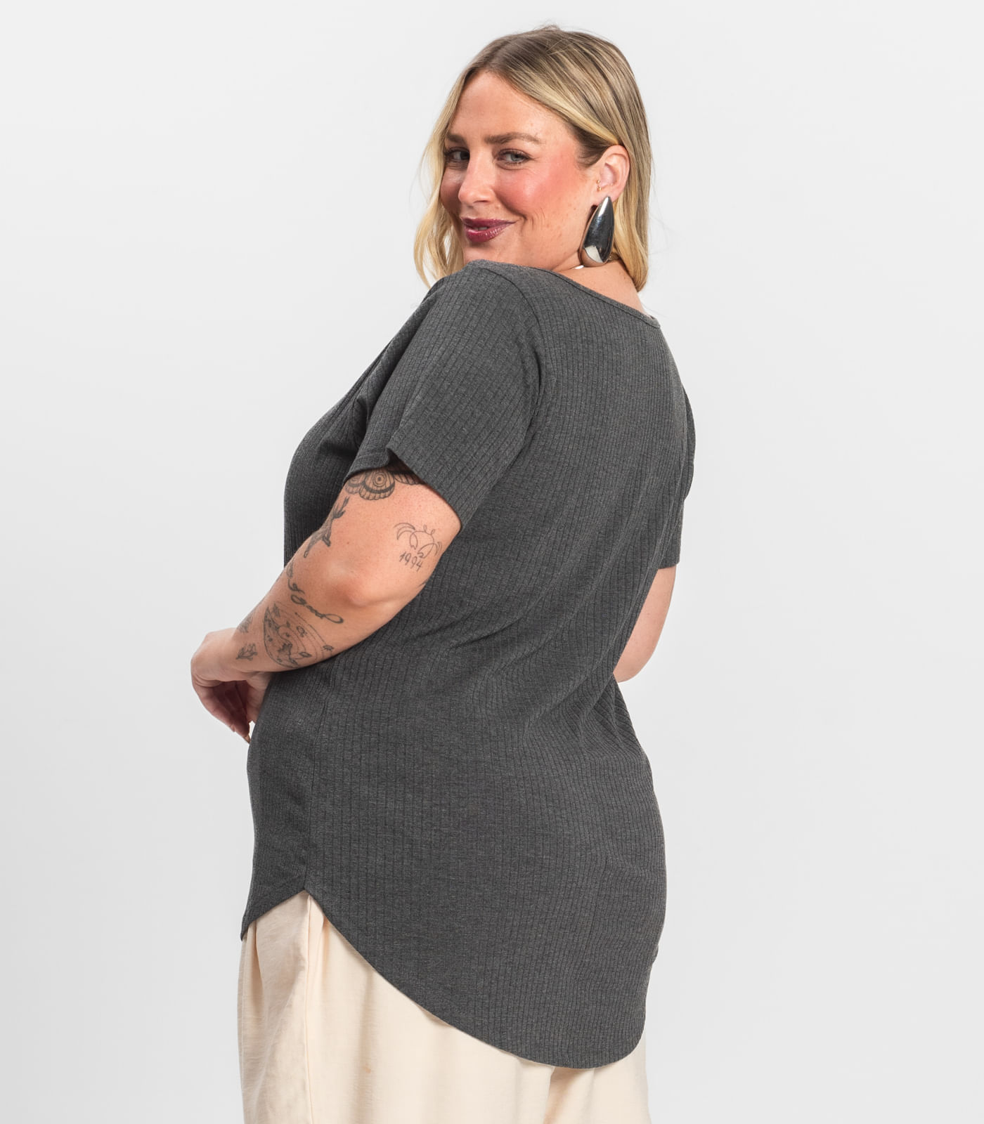 Blusa Feminina Plus Size da Infinita Cor Cinza - Imagem 5