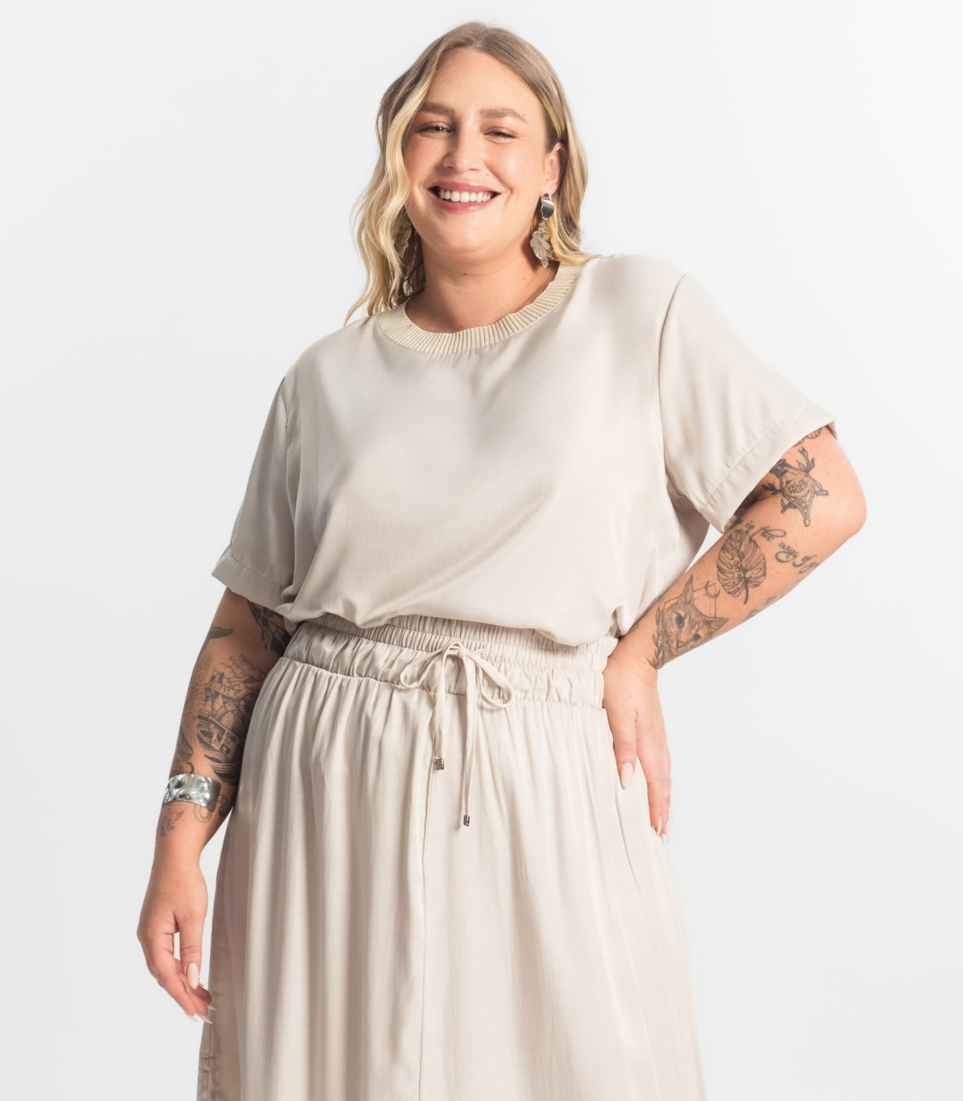 Blusa Acetinada Plus Size Secret Glam Bege