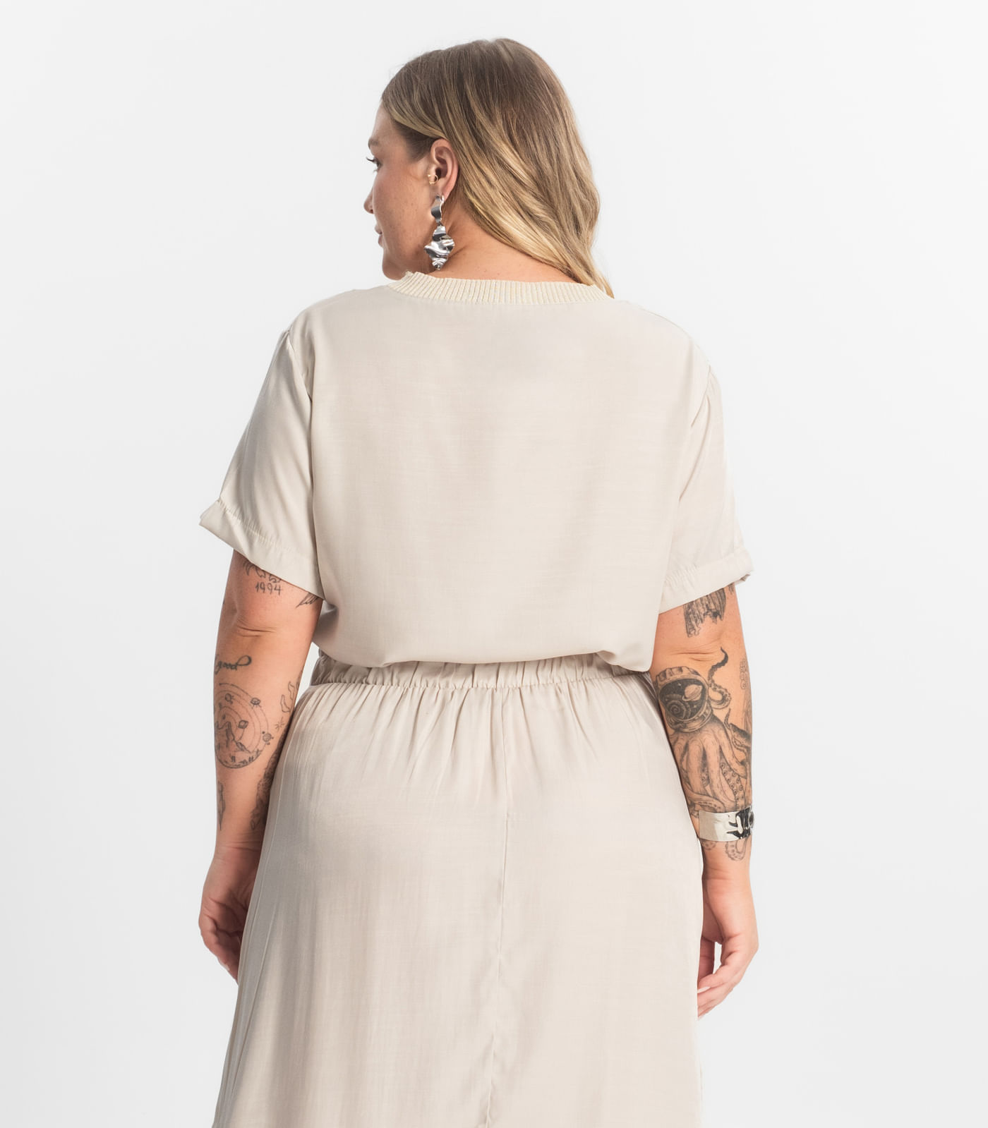 Blusa Acetinada Plus Size Secret Glam Bege - Imagem 3