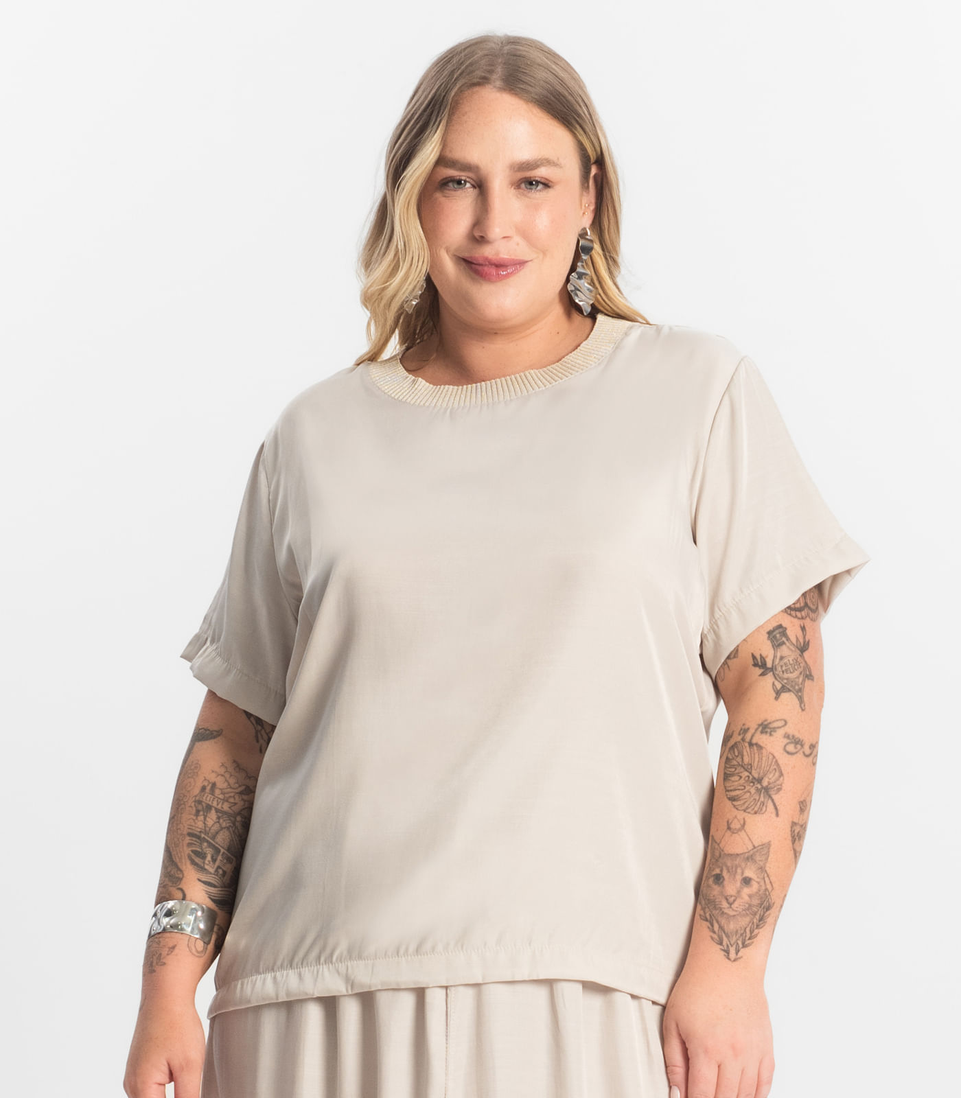 Blusa Acetinada Plus Size Secret Glam Bege - Imagem 12