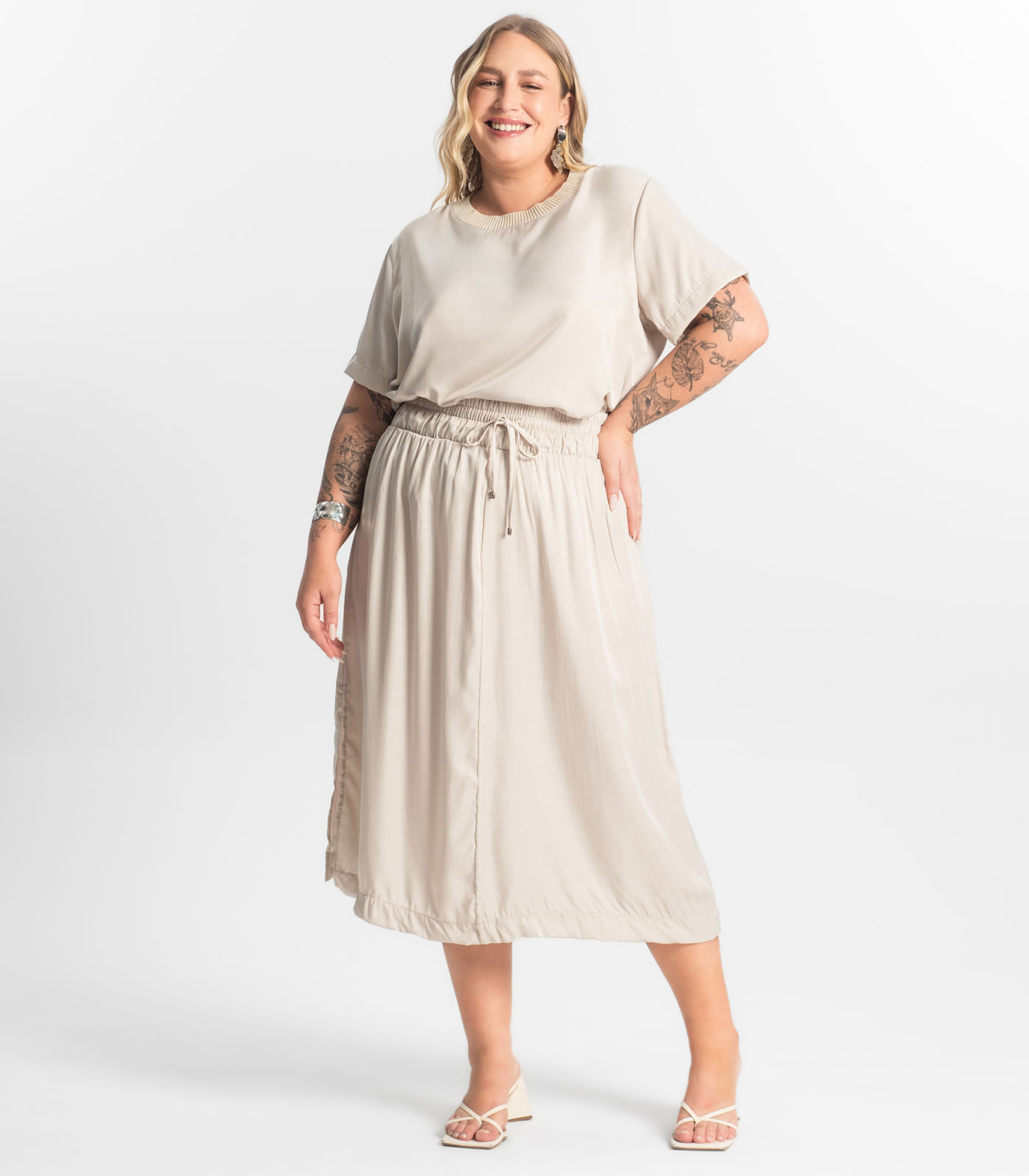 Blusa Acetinada Plus Size Secret Glam Bege - Imagem 14