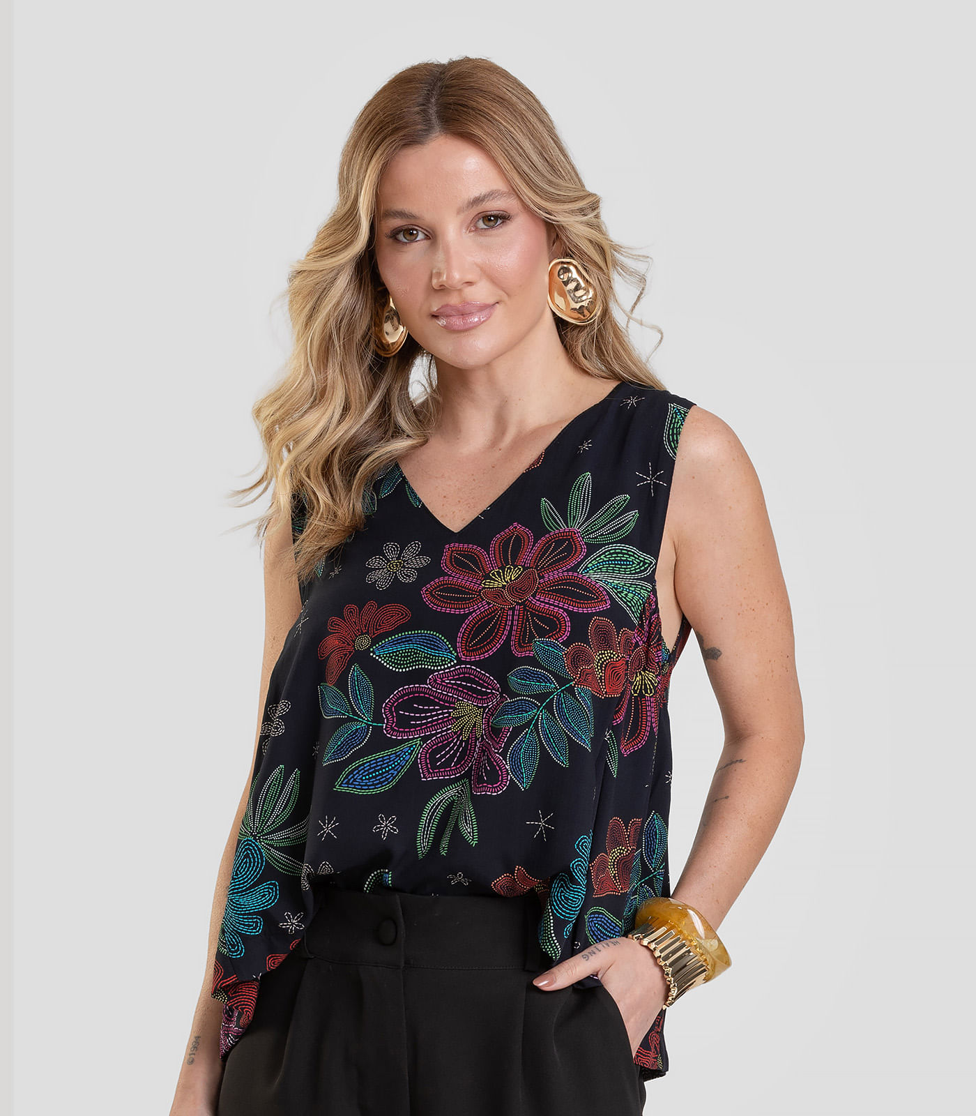 Regata Feminina em Tecido Estampado Dianna Preto - Imagem 13