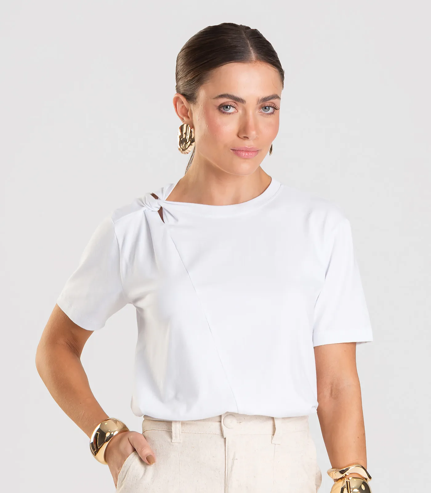 T- Shirt Feminina Com Detalhe em Nó Dianna Branco