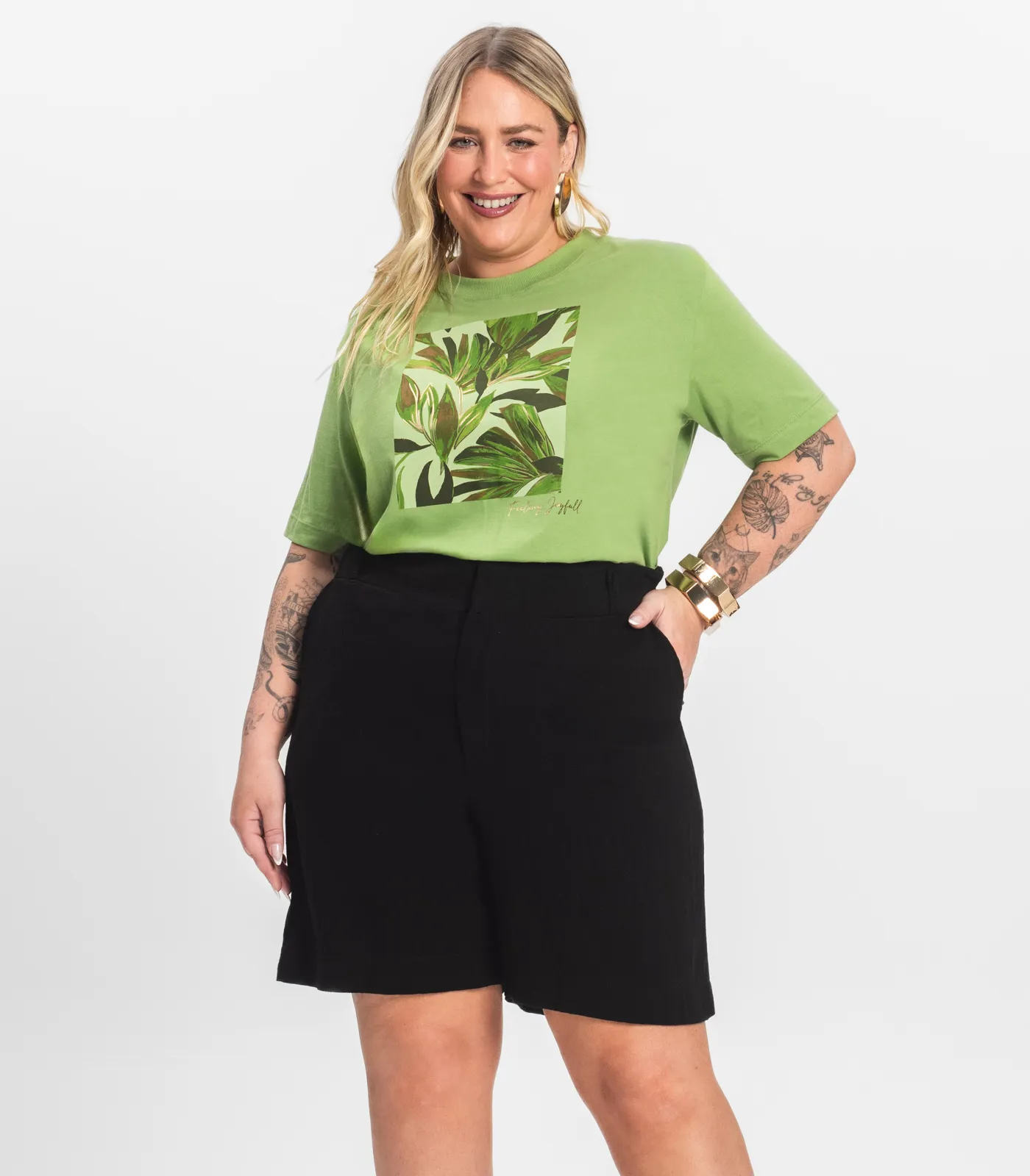 Shorts Feminino Plus Size em Linho Secret Glam Preto