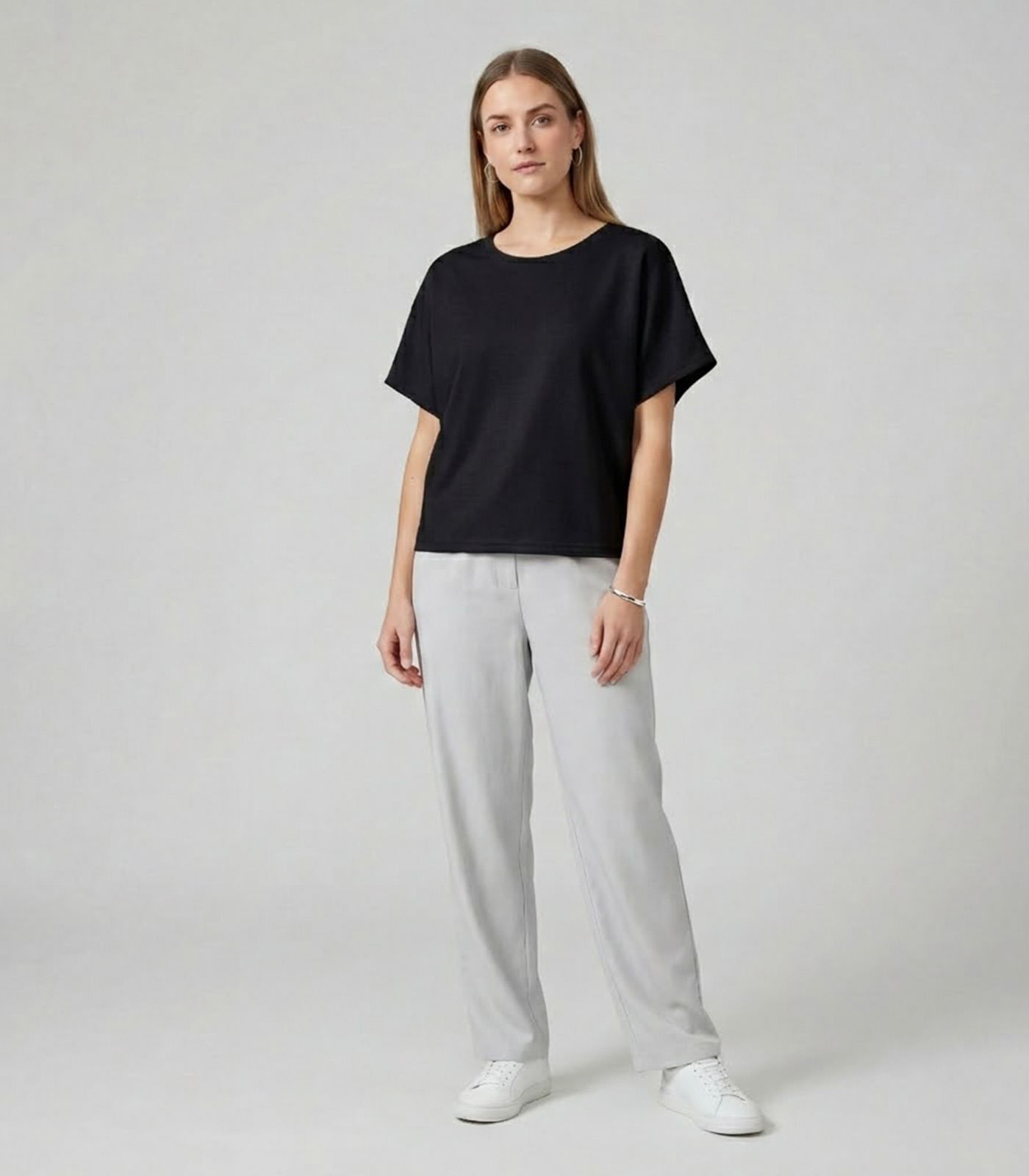 Blusa Feminina Básica Com Manga Curta Infinita Cor Preto
